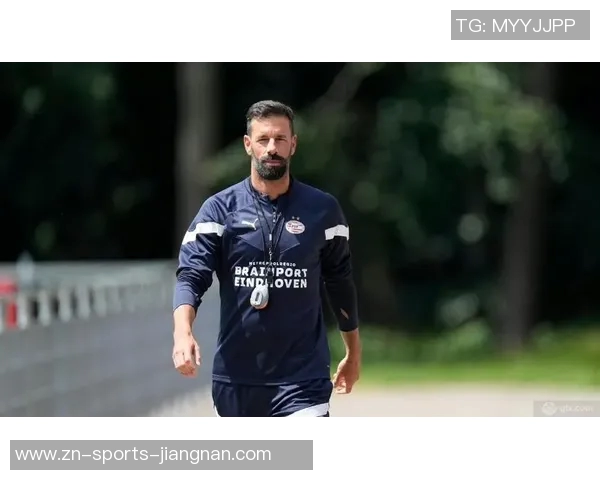 埃因霍温主帅强调球队如同F1赛车需不断优化并坚定信心走在正确道路上